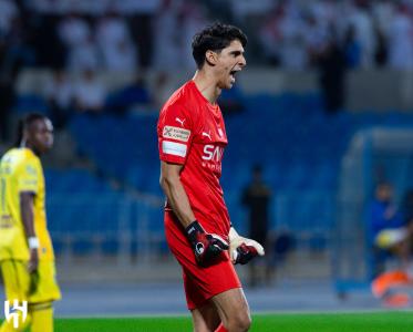 بونو يتوج مع الهلال بلقب البطولة السعودية