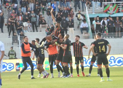 الجيش يسقط السوالم بثلاثية ويحافظ على الصدارة