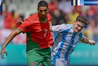 حكيمي العميد برفقة لاعبي الأولمبي إحتجوا على حكم المباراة