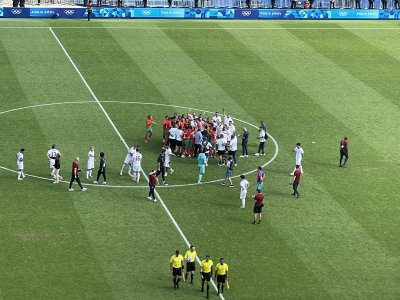 لقجع يشارك اللاعبين فرحة التاهل ويرقص معهم وسط الملعب