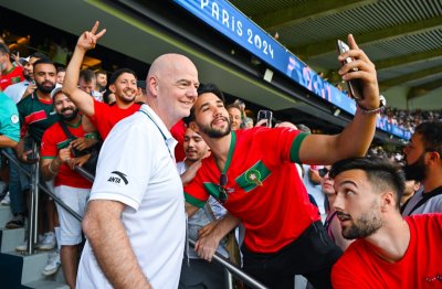 رئيس الفيفا شاهد فوز الأولمبيين على أمريكا ويلتقط صورا مع الجماهير المغربية