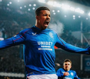 إصابة سولانكي تزيد من رغبة طوطنهام لضمّ إكمان