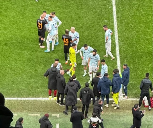 لاعبو أضنة ديمرسبور التركي ينسحبون من الملعب خلال مباراة ضد غلطة سراي