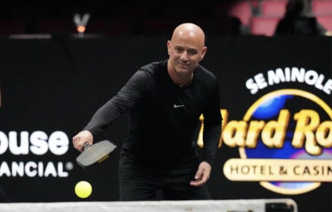 أسطورة التنس أغاسي يخوض أول مباراة احترافية له في رياضة بيكل بول