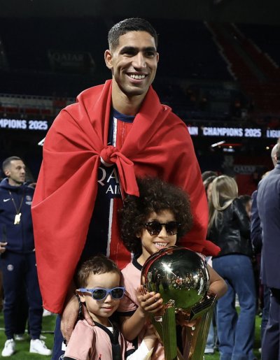 ذي أتليتيك تختار حكيمي ومحمد صلاح ضمن أفضل تشكيلة أوروبية ذي أتليتيك تختار حكيمي ومحمد صلاح ضمن أفضل تشكيلة أوروبية