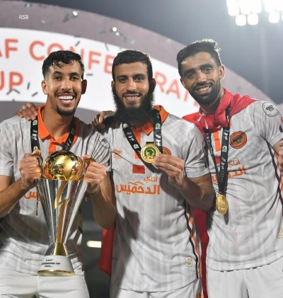 جماهير الزمالك تحتفي بلاعب بركان بعد الفوز بلقب الكاف