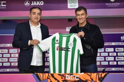 الدفاع الجديدي يعلن تمديد عقد مدربه ألميدا الدفاع الجديدي يعلن تمديد عقد مدربه ألميدا