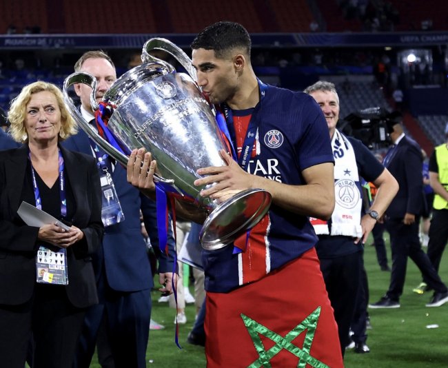 الأسود ينتظرون عميدهم للإحتفال بلقبه الأوروبي