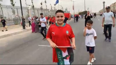 طفل فلسطيني بقميص الأسود حاضر لمساندة الفريق الوطني