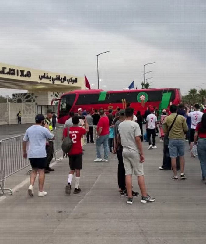 حافلة المنتخب الوطني تصل في هذه الأثناء لملعب فاس