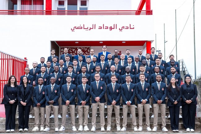 بعثة الوداد في صورة جماعية قبل السفر إلى أمريكا