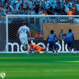 ياسين بونو يتفاعل مع تألقه أمام ريال مدريد ياسين بونو يتفاعل مع تألقه أمام ريال مدريد