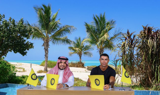النصر السعودي يمدد عقد نجمه البرتغالي رونالدو حتى عام 2027