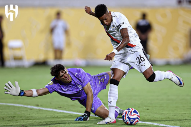 بونو نجم الشوط الأول أمام السيتي