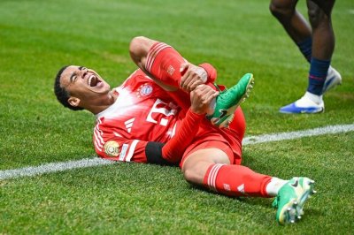جمال موسيالا يغيب لفترة طويلة بسبب كسر في الشظية وخلع في الكاحل