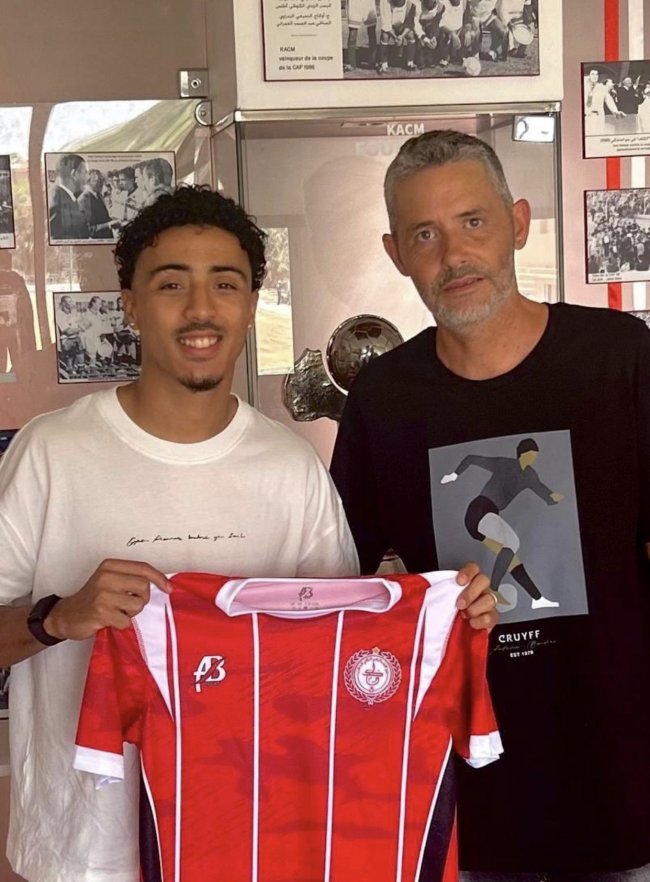 نادر لقماني يوقع للكوكب لموسمين