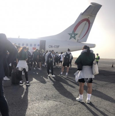 المنتخب الجزائري النسوي يتوجه لمطار وجدة أنجاد عبر الخطوط الملكية المغربية المنتخب الجزائري النسوي يتوجه لمطار وجدة أنجاد عبر الخطوط الملكية المغربية
