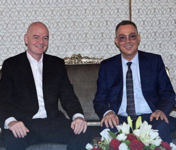 لقجع يستقبل إينفانتينو بمطار الرباط سلا