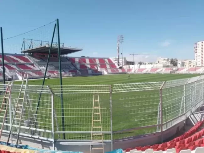 تغيير السياج الحديدي بالملعب الشرفي بمكناس