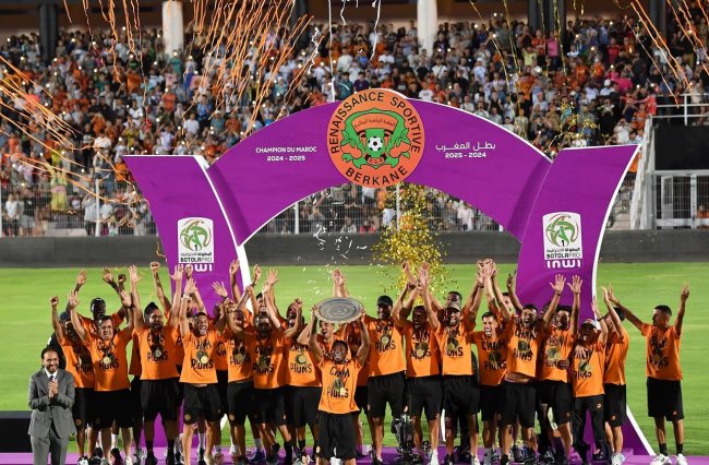 نهضة بركان يحتفل بدرع البطولة التاريخي