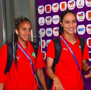 حافلة المنتخب الوطني تصل وسط هتافات ومساندة شعبية واسعة