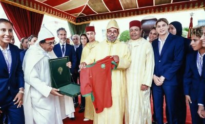 لاعبات المنتخب النسوي يهدين قميص المنتخب الوطني لجلالة الملك