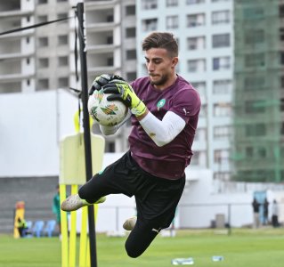 الحرار يتقدم السباق لحراسة مرمى المنتخب المحلي