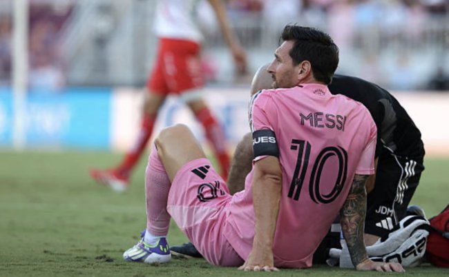 إصابة عضلية تبعد ميسي عن الملاعب ومدة غيابه غير محددة