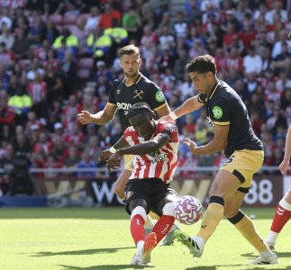 ما نوع الأزمة الدفاعية لويست هام نايف أكرد؟