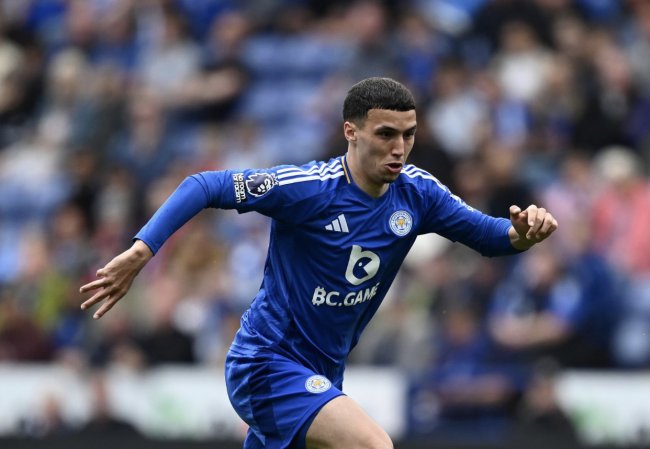 لماذا يدفع ليستر الخنوس للعب في السعودية؟