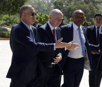 رئيس الجامعة يحفز الأسود ويحضر نهائي   الشان 