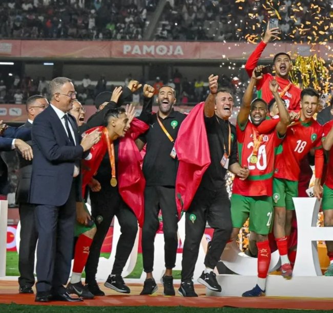 لقجع يحتفل مع اللاعبين باللقب الإفريقي في الملعب ومستودع الملابس