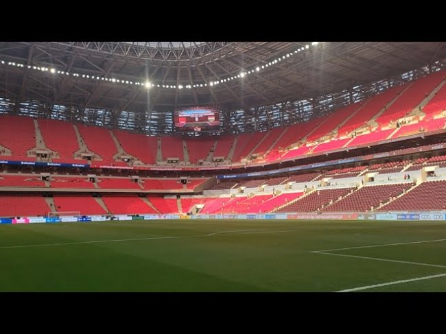 هكذا تبدو الأجواء داخل الملعب الضخم قبل ساعات من صافرة البداية