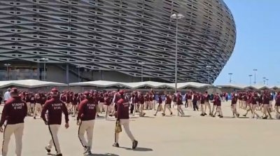 المتطوعون بأدوار محددة وتقديم العلم الوطني للجماهير