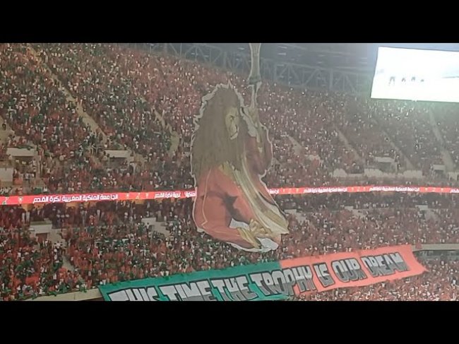 لحظة رفع التيفوات و تفاعل رائع مع النشيد الوطني