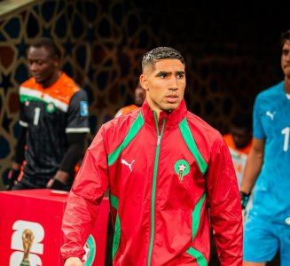 بالصور.. حكيمي يحقق حلم مشجع زامبي صغير بعد فوز المغرب