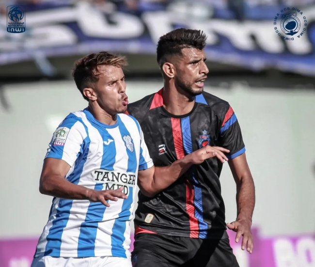 البطولة الإحترافية 1.. اتحاد طنجة ينتزع تعادلا من القرش بثمانية لاعبين
