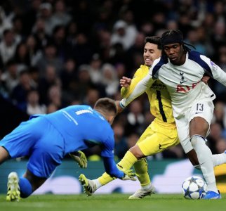 طوطنهام تفادى مفاجأة الغواصات الصفراء بحضور أخوماش