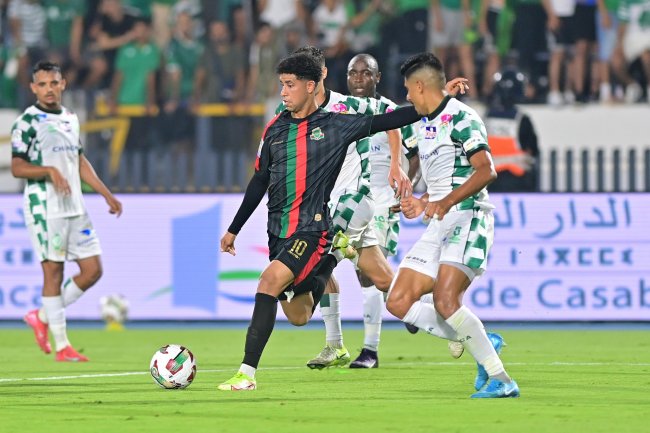 البطولة الإحترافية: الكلاسيكو بين الرجاء والجيش ينتهي متعادلا ومثيرا للجدل