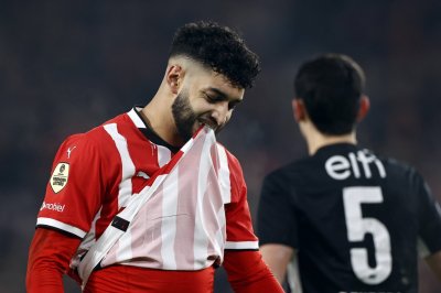 مدرب أيندهوفن يوصي صيباري بالهدوء