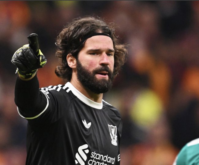 سلوت يؤكد غياب أليسون الى ما بعد النافذة الدولية المقبلة