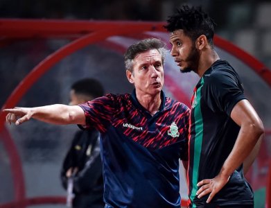 سانطوس مطالب بتصحيح الفوضى الهجومية للجيش