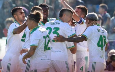 روما يتصدر البطولة الايطالية بفوزه 2-1 على فيورنتينا
