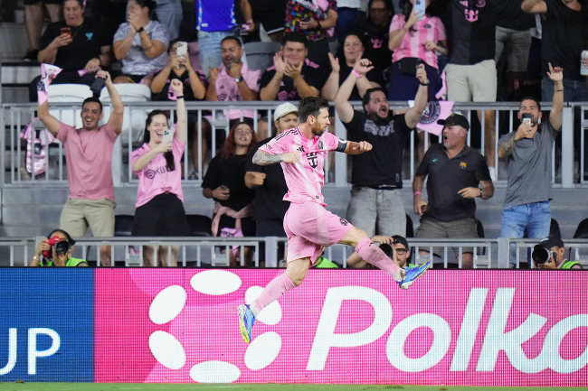 ثنائية لميسي تجعله محلقاً في صدارة الهدافين