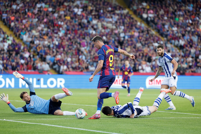 برشلونة يعلن إصابة ليفاندوفسكي دون تحديد مدة غيابه