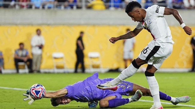 القفاز الذهبي يشعل المنافسة بين بونو والمحمدي