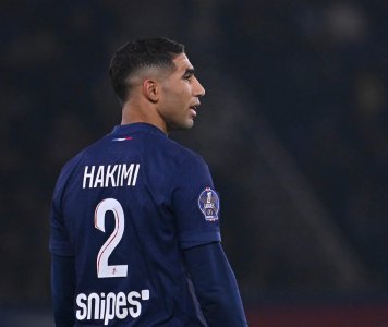 حكيمي ينافس عل مكان في التشكيل الأفضل للعام