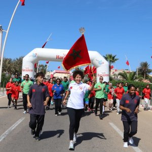 سباق التناوب الرمزي المسيرة الخضراء : البطلة نزهة بدوان  تحمل العلم الوطني في مرحلة بوجدور والكركرات.