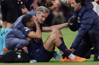 بالصورة.. حكيمي غادر الحديقة على عكازين