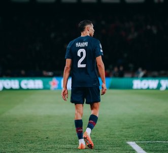 حكيمي يطمئن متابعيه بعد إصابته المقلقة